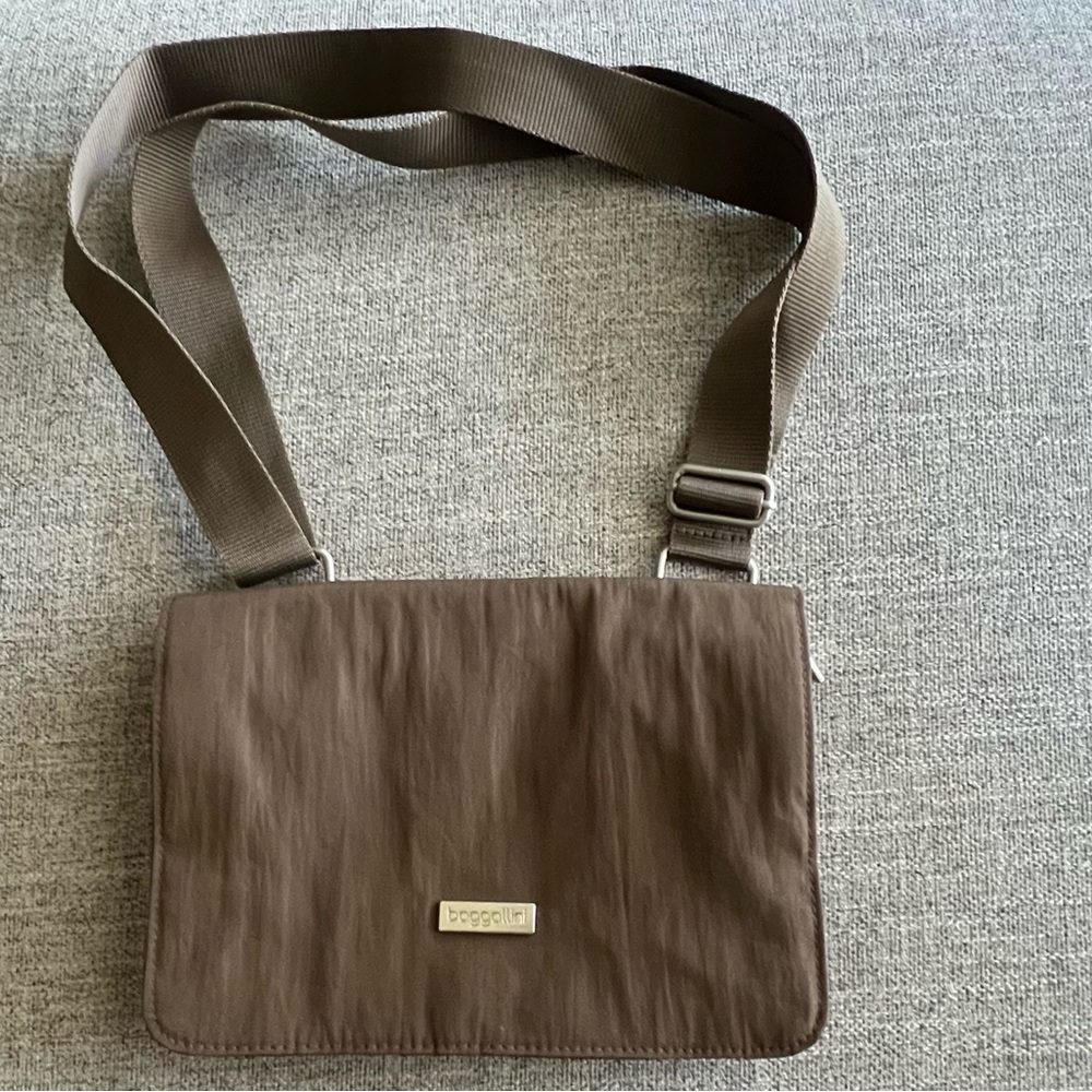 Baggallini Tan Messenger Bag
